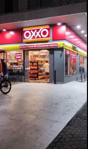 une personne faisant du vélo devant un magasin dans l'établissement Apto a 50m da praia, com ar condicionado, wifi , portaria 24h, à Praia Grande
