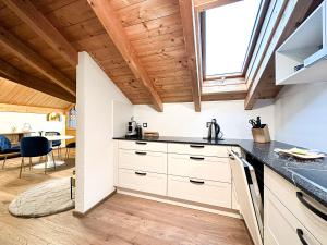 una cucina con armadietti bianchi e una finestra di Berglounge a Oberreute