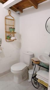 Baño blanco con aseo y lavamanos en La Casita Colonial en Venecia