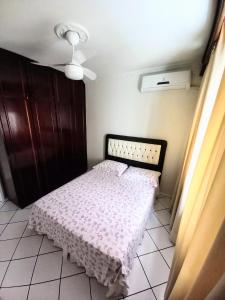 a bed in a room with a ceiling fan at Apto 2 Quartos, pertíssimo da Beira-Mar e Ponte HL in Florianópolis