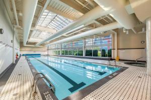 uma grande piscina interior com um tecto de vidro em Downtown 1 Bedroom Water View Condo em Vancouver