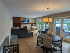 un salon avec une table et un canapé dans l'établissement Candlewood Lake -Family Getaway, Lakefront 3775 sqft Home, à Danbury