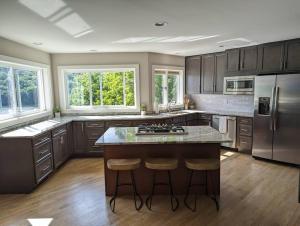 una grande cucina con ampia isola con sgabelli da bar di Candlewood Lake -Family Getaway, Lakefront 3775 sqft Home a Danbury