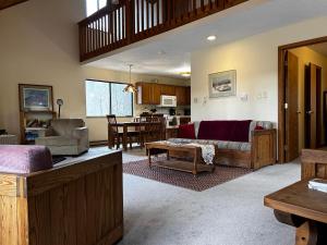 uma sala de estar com um sofá e uma mesa em New!! The Cabin Located In Alphine Lake Resort em Alpine Lake