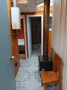 un pasillo con estufa en una casa en Cabaña Interior con entrada independiente, en Osorno