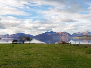 オニックにあるジ オールド ストアの山々を背景にした湖の景色