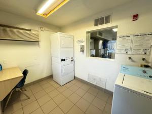 Kuchyň nebo kuchyňský kout v ubytování Motel 6-Casper, WY