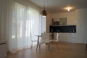 una cucina e una sala da pranzo con tavolo e sedie di Relax Residence Südsteiermark a Ehrenhausen