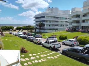 a parking lot with cars parked in front of a building at Hermoso Apartamento de 3 dormitorios en punta del este in Punta del Este