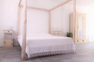 Un pat sau paturi într-o cameră la Il Fiume Azzurro Home B&B