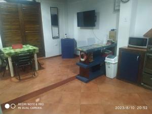 Zimmer mit einer Küche mit einem Tisch und einer Theke in der Unterkunft Villa Zurí in Guanacaste