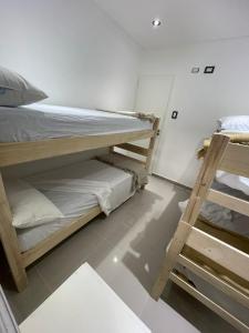Habitación con 2 literas en una habitación en Soldemonte en Monte Hermoso