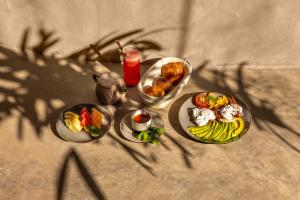 Menjaga Bay في لابوان باجو: طاولة عليها ثلاثة أطباق من الطعام