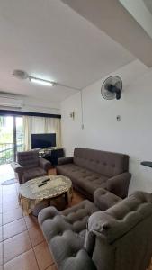 uma sala de estar com sofás e uma mesa em Meadroad homestay &Tours em Suva