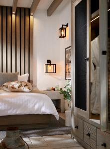 a bedroom with a bed and a desk and lights at H21 Hospedaje Boutique in Mexico City