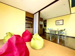 ein Wohnzimmer mit bunten Sitzsäcken auf dem Boden in der Unterkunft BLUE AMALFI - Vacation STAY 28035v in Ōbe