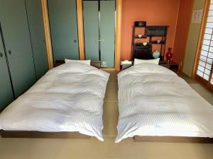 ŌbeにあるBLUE AMALFI - Vacation STAY 28035vの白いベッド2台が備わる客室で、