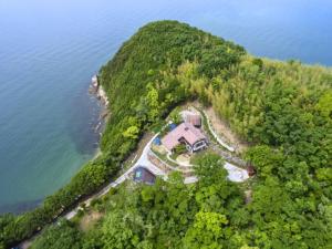 BLUE AMALFI - Vacation STAY 28035v في Ōbe: اطلالة جوية على بيت في جزيرة في الماء