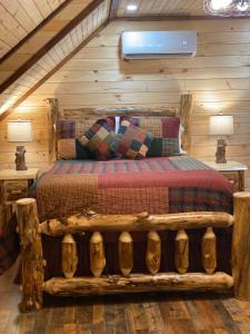 sypialnia z łóżkiem w drewnianym domku w obiekcie Lakeside Cabin Hot tub close to Ark Encounter w mieście Corinth