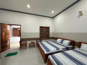 En eller flere senge i et værelse på Cát Tú HomeStay