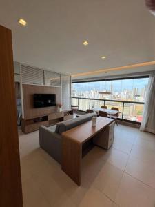 un grand salon avec un canapé et une table dans l'établissement Barra Premium, à Salvador