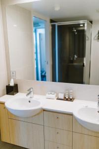 Ramada Hotel & Suites by Wyndham Ballina Byron的一间浴室