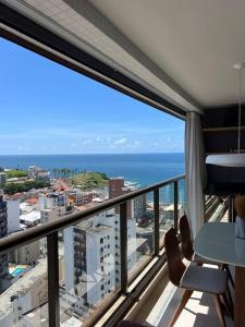 un balcon avec vue sur l'océan dans l'établissement Barra Premium, à Salvador
