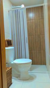 La salle de bains est pourvue d'une douche et de toilettes. dans l'établissement Japaratinga Suites, à Japaratinga