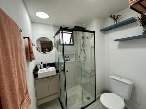 a bathroom with a shower and a toilet and a sink at Flat Encantador Allianz Park 607 in Sao Paulo