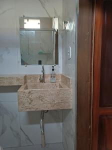 uma casa de banho com um lavatório e um espelho em Suite em ótima localização em Santarém