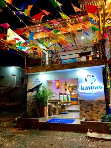 un edificio con cometas coloridas colgando del techo en Acuarios Hostal, en Playa Ladrilleros