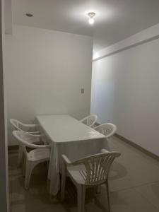 una mesa y sillas blancas en una habitación blanca en Apartamento privado pueblo libre, en Lima