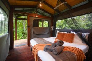 Postel nebo postele na pokoji v ubytování Noah Creek Eco Huts