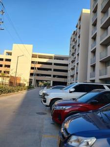 una fila de coches aparcados delante de un edificio en apartamento en santa marta, en Nuevo Amanecer