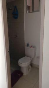 a bathroom with a white toilet and a shower at apartamento en santa marta in Nuevo Amanecer