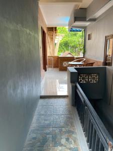 um corredor de uma casa com piso em azulejo em Wahadi homestay em Ubud