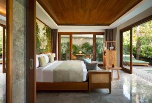 乌布Suweta Villa Ubud的别墅内一间卧室,配有一张床和庭院