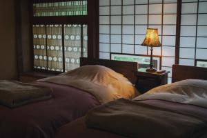 Letto o letti in una camera di 古民家宿るうふ 蔦之家