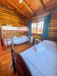 a bedroom with two bunk beds in a log cabin at La Escapada, cabaña en San Miguel del Monte in San Miguel del Monte +22 photos