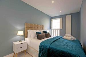 Three Bedroom Mews House Earls Court