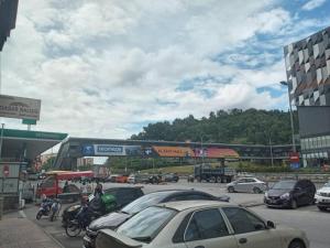 um parque de estacionamento com carros estacionados num parque de estacionamento em NEW D D HOTEL S ALAM em Shah Alam