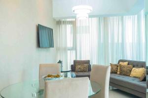 uma sala de estar com uma mesa de vidro e um sofá em Apartment Santo Domingo-Piantini em Santo Domingo