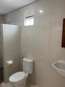 uma casa de banho com um WC e um lavatório em Wahadi homestay em Ubud