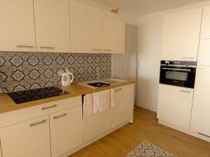 Kuchnia lub aneks kuchenny w obiekcie Appartement moderne 2 chambres, 2 salles d'eau, face mer, parking, proche commerces, St Jean de Monts - FR-1-323-276