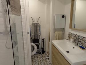 łazienka z umywalką i prysznicem w obiekcie Appartement moderne 2 chambres, 2 salles d'eau, face mer, parking, proche commerces, St Jean de Monts - FR-1-323-276 w mieście Saint-Jean-de-Monts