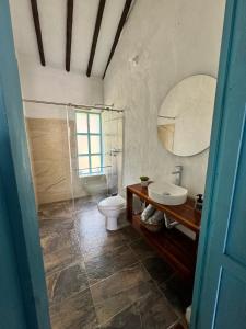W łazience znajduje się toaleta, umywalka i lustro. w obiekcie Altagracia w mieście San Gil