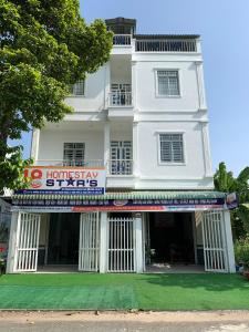 un bâtiment blanc avec un panneau devant lui dans l'établissement 18 Homestay Star's, à Cần Thơ