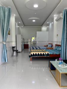 Cet appartement comprend une chambre avec deux lits et une cuisine. dans l'établissement 18 Homestay Star's, à Cần Thơ