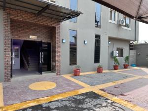 una entrada a un edificio con una puerta morada en Crest Suite and Lifestyle en Owerri