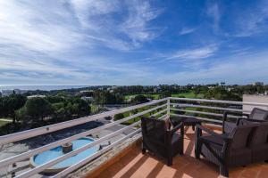 TAC - Serene Shores - Portimão في Vau: بلكونه فيها كرسيين وطاولة وإطلالة